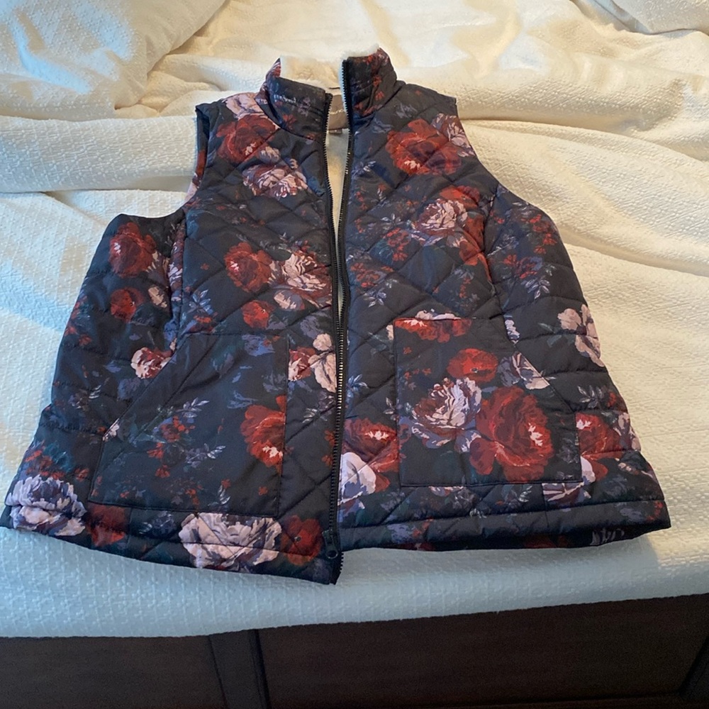 Maurice’s winter floral fur lined vest. Sz 1. Brand new. Never worn.